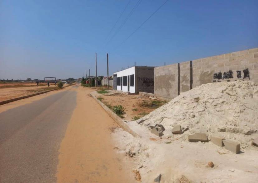 TERRENO A VENDA NA CAMAMA  CONDOMÍNIO BPC FASE 2  BEIRA ESTRADA PRINCIPAL ASFALTADA   DETRÁS DO CONDOMÍNIO DA JUVENTUDE  - Foto 1
