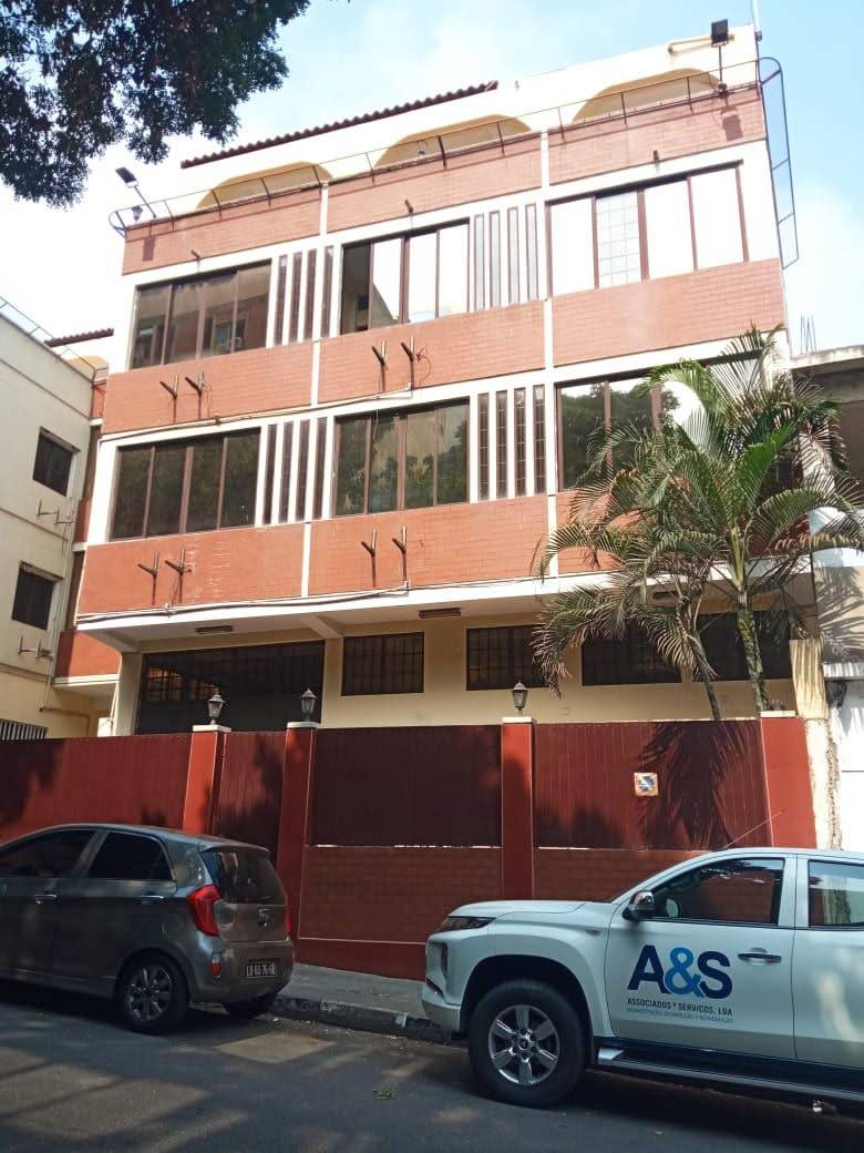 OPORTUNIDADE DE INVESTIMENTO | EDIFÍCIO À VENDA NAS INGOMBOTAS 📍 Localizado nas imediações do Edifício AAA, no coração das Ingombotas, uma das zonas mais valorizadas e estratégicas de Luanda. Se procura um investimento sólido, seguro e com elevado potencial de rentabilidade, este edifício representa uma oportunidade única para diversificar o seu património e garantir rendimentos consistentes a longo prazo. ✨ Porquê investir nas Ingombotas? As Ingombotas destacam-se pela sua localização privilegiada, proximidade aos principais centros empresariais, instituições públicas e privadas, bancos, restaurantes, hotéis e vias de acesso rápido. A elevada procura por alojamento e espaços residenciais nesta zona torna este investimento especialmente atrativo para investidores nacionais e estrangeiros. 🏗️ Características do imóvel ✔ Edifício com 3 andares ✔ 40 quartos suíte ✔ Estrutura em excelente estado de conservação ✔ Imóvel limpo, organizado e sem fissuras ✔ Pronto para operação imediata 💼 Potencial de rentabilização Com 40 quartos em suíte, este imóvel oferece diversas possibilidades de exploração: - Foto 1