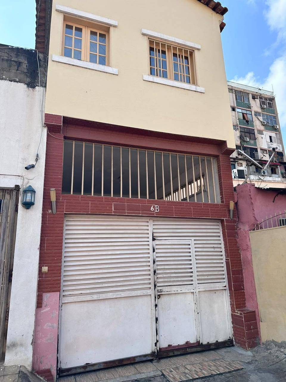 VENDE-SE VIVENDA V6 📍 Localização: Coqueiros – Travessa Monte Pio Rodoviário Invista numa vivenda espaçosa e bem localizada, numa zona estratégica com fácil acesso aos principais pontos da cidade de Luanda. - Foto 1