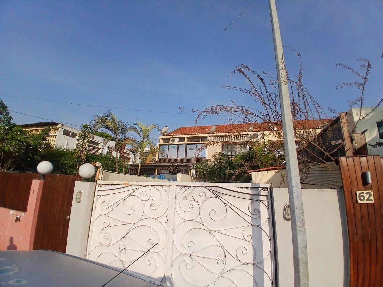 VENDE-SE VIVENDA V4 NO ALVALADE Invista numa localização privilegiada no coração de Luanda, numa zona calma, segura e de fácil acesso, próxima de importantes instituições públicas e privadas. 📍 Localização: Alvalade 📌 - Foto 1
