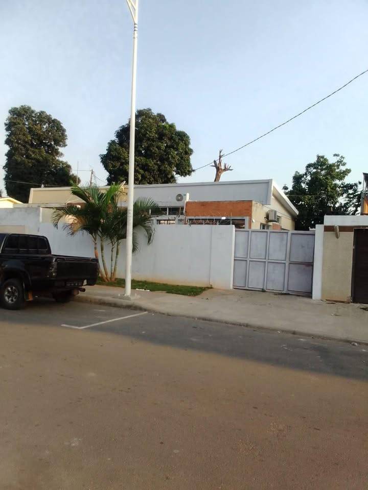 *🏡A VENDA NA VILA DE VIANA VIVENDA T3🏠* Dimensão Do Espaço 25/17 Preço 120.000.000,00 NEGOCIAVEL. LOCALIZAÇÃO VILA DE VIANA POR DETRÁS DO COMANDO MUNICIPAL DE VIANA - Foto 1