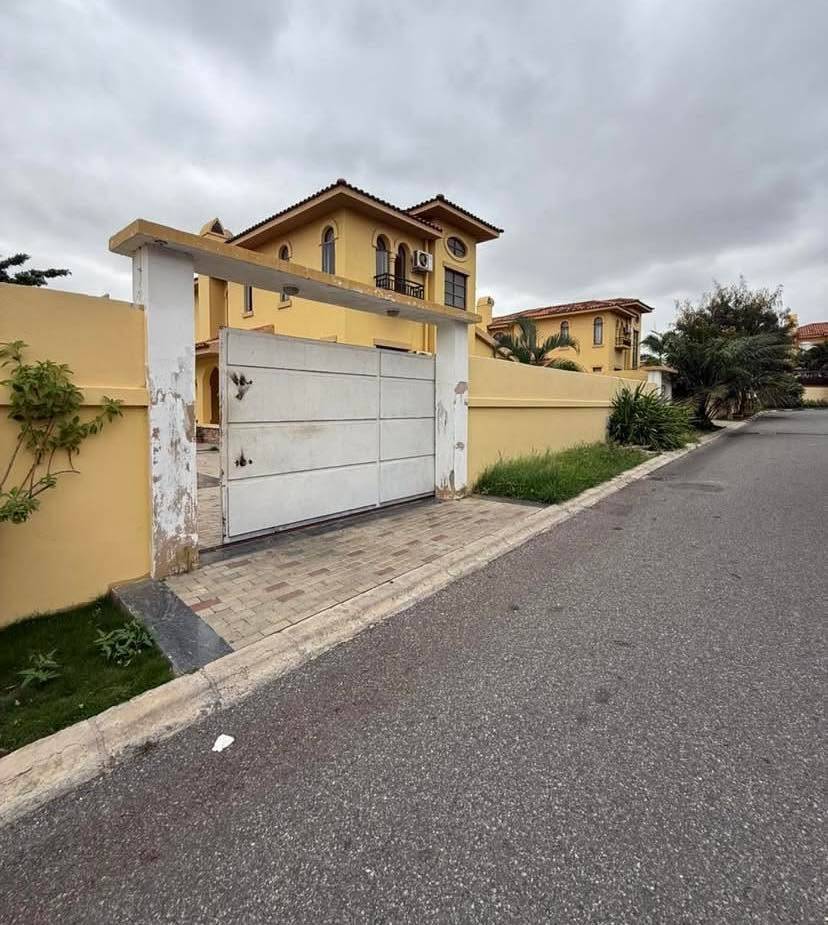 VENDE-SE  VIVENDA V4+1 COM ANEXO NO CONDOMÍNIO JARDIM DE ROSAS 2•FASE : 370.000.000KZ NEGOCIÁVEL.  - Foto 1