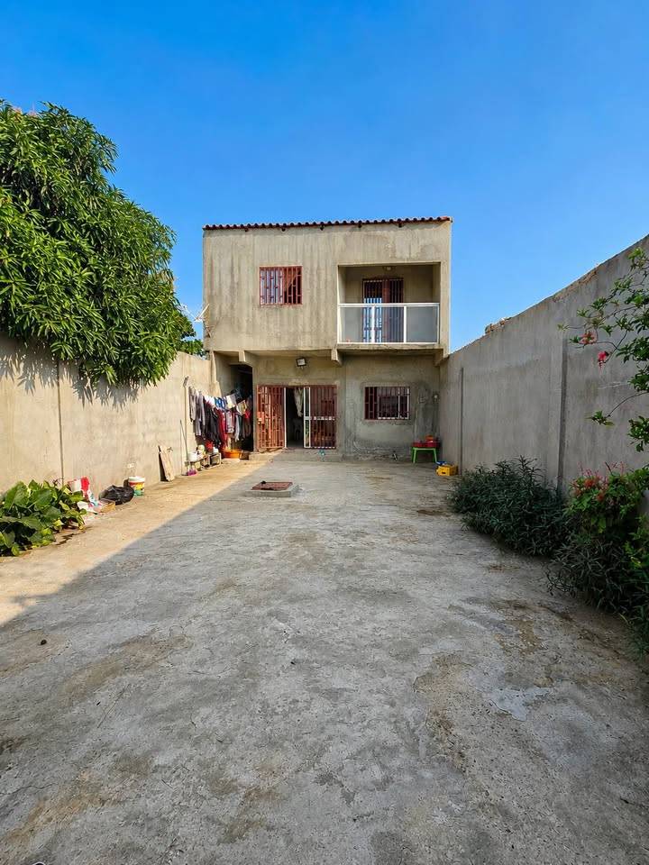 VENDE-SE MORADIA T3 DUPLEX – RUA DO MUFULAMMA Preço: 25.000.000 Kz negociável Localização: Rua do Mufulamma, junto ao Projeto Nova Vida, a apenas 2 minutos de distância. Fácil acesso ao Hospital Materno Infantil e às principais vias da zona. - Foto 1