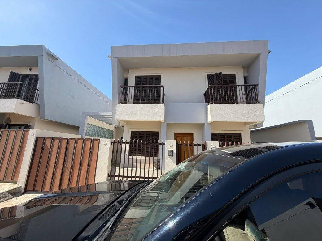 ARRENDAMENTO | VIVENDA V3+1 MOBILADA | CONDOMÍNIO NOSSO ZIMBO Disponível para arrendamento excelente vivenda V3+1, totalmente mobilada, nunca antes habitada e em perfeitas condições de conservação. 📍 Localização: Condomínio Nosso Zimbo, por detrás do Kibabo, Camama.  - Foto 1