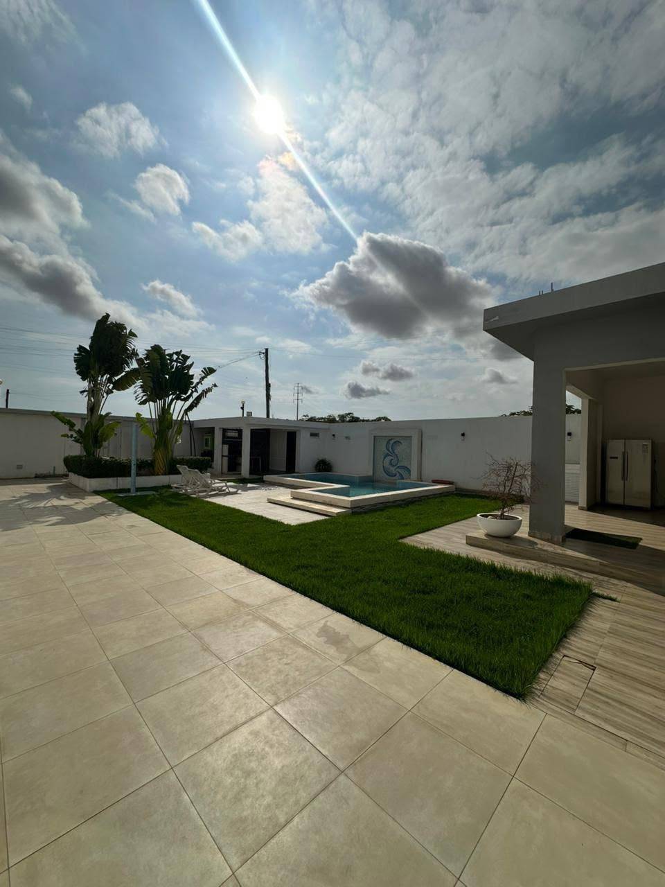 VIA PRINCIPAL DO PATRIOTA       DENTRO DO CONDOMÍNIO   CASA MOBILADA  vivenda duplex v3 + 1 anexo & c/ piscina  • - Foto 1
