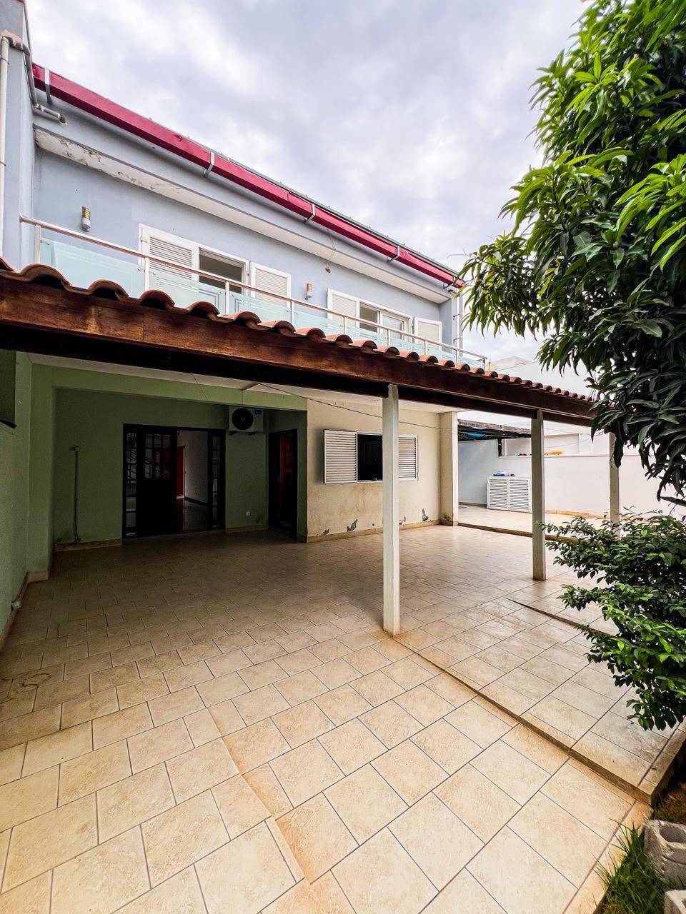 Vende-se esta Vivenda: Rés de chão e primeiro andar. T4+1| CONDOMÍNIO HÍPICOS, BENFICA( Na rua do banco BFA). 