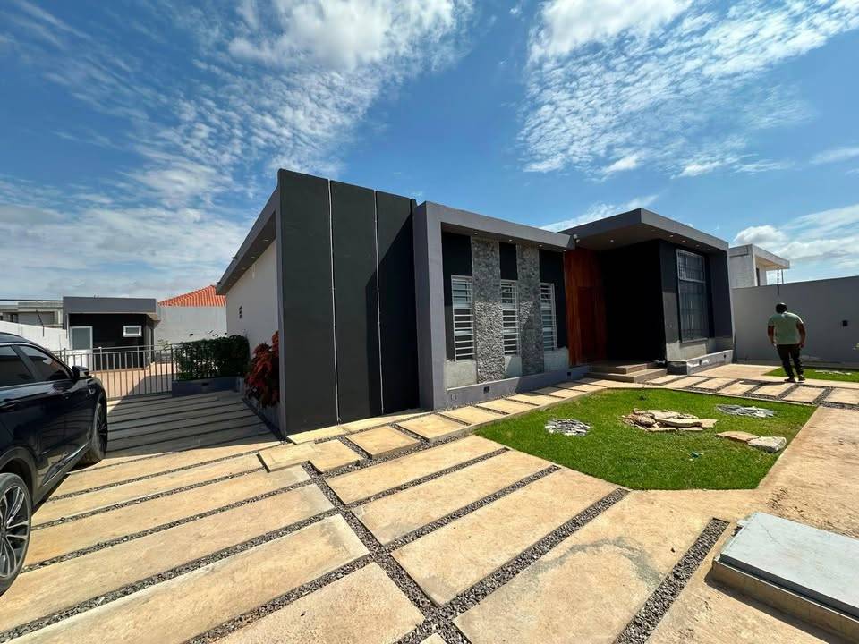 OPORTUNIDADE ÚNICA NO CONDOMÍNIO BPC 2 – CAMAMA ✨🏡 Se procura conforto, segurança, exclusividade e valorização do seu investimento, esta é a vivenda ideal para si e para a sua família! 🔑 VIVENDADISPONÍVEL PARA VENDA ✅ - Foto 1