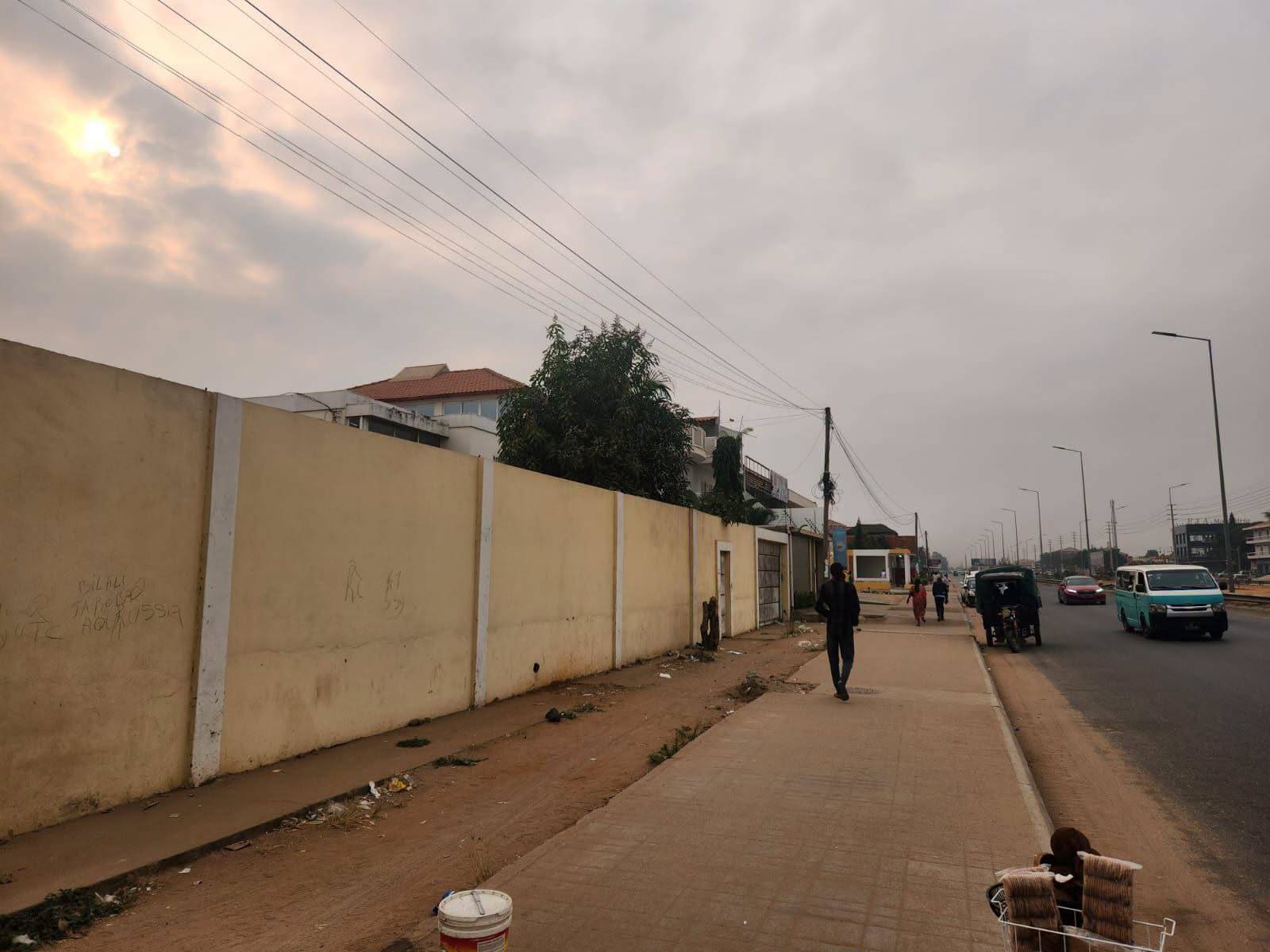 Vende-se Está Vivenda T4 espaço para fazer Anexo Camama Frente a estrada principal - Foto 1