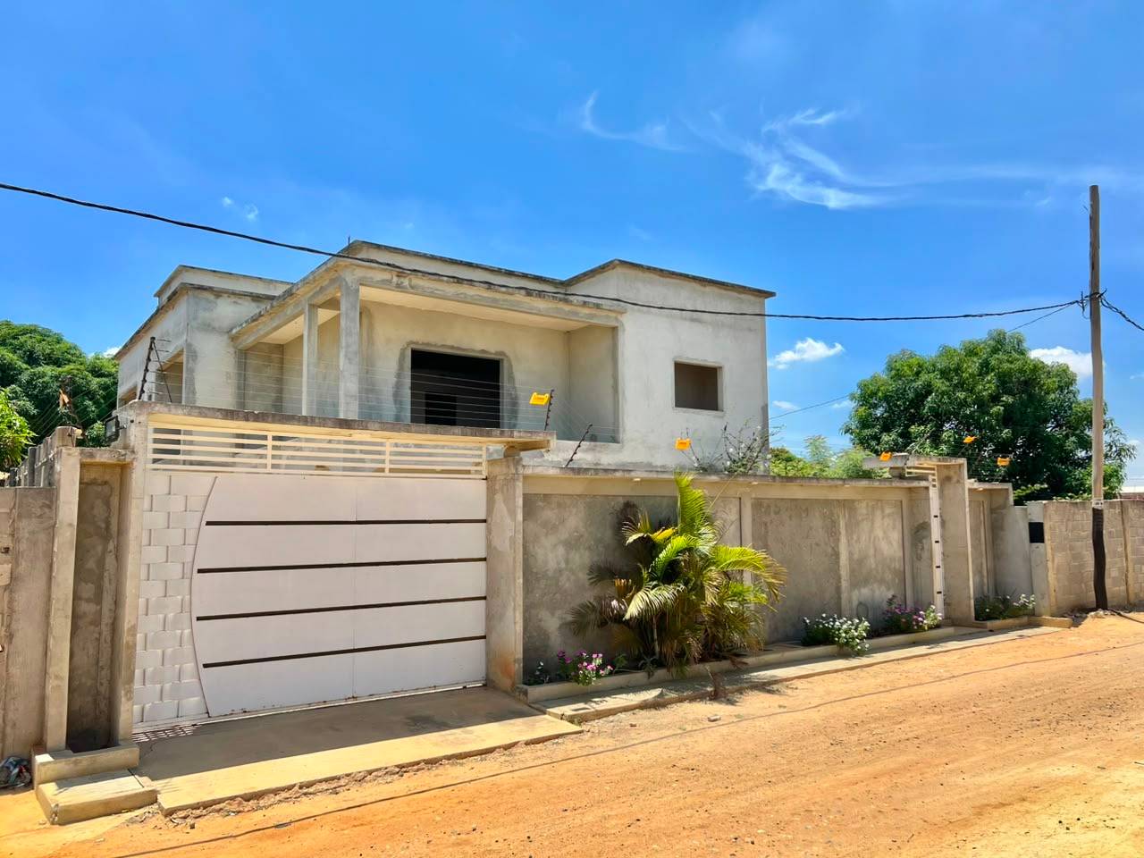 Vivenda V5 Localização: Via expressa  Preço: 65.000.000KZ - Foto 1