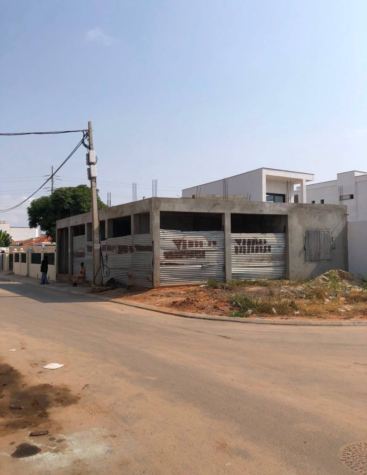 🏢 VENDE-SE LOJA (Inacabada) COM PRIMEIRO ANDAR 📍 Localização: Lar do Patriota / Paragem dos Motoqueiros 📐 Dimensão: A confirmar (favor informar o tamanho do terreno/construção) Descrição: Loja em fase de acabamento em Luanda 