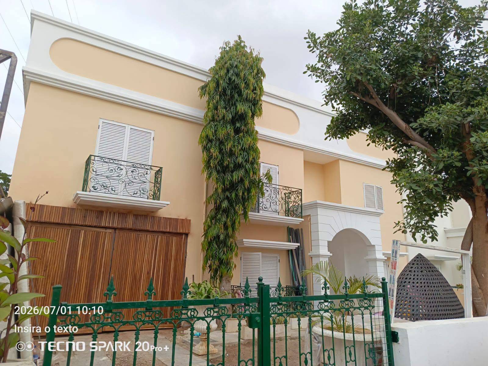 ARRENDAMENTO EM TALATONA NO CONDOMÍNIO KALANDULA ARRENDA -SE ESTÁ VIVENDA T4+1 SEMI MOBILIADA em Luanda - T4