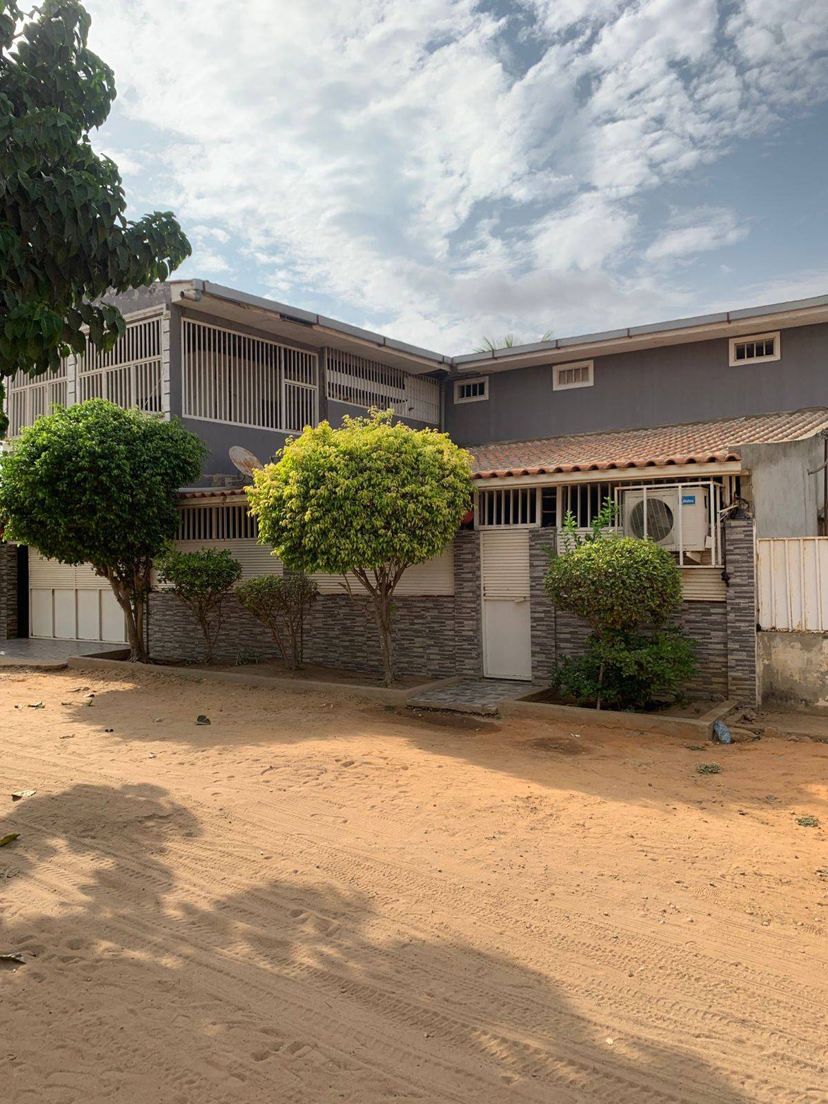 🏡vivenda v2+3  À VENDA – ZANGO 1  Apresentamos esta excelente Moradia localizado no Zango 1, por detrás do campo do Polivalente, numa zona de fácil acesso, a apenas 5 minutos da estrada principal. em Calumbo luanda  - T5