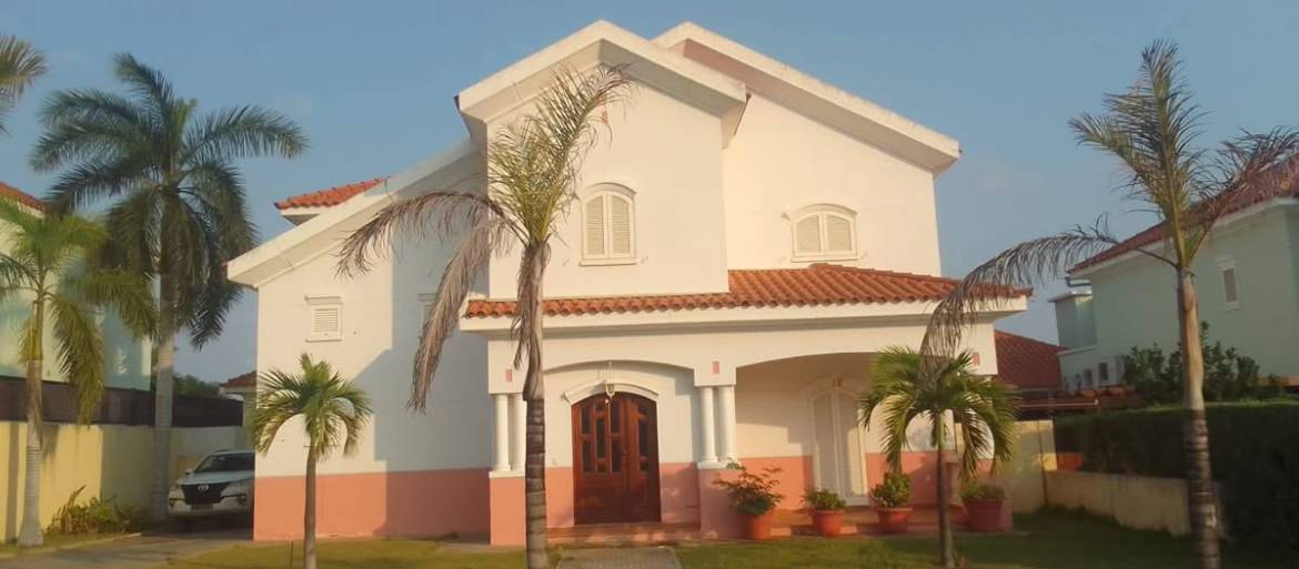 VENDE-SE ESTA MORADIA. NO CONDOMÍNIO CAJUEIRO.(TALATONA) T3+1 em Luanda - T4