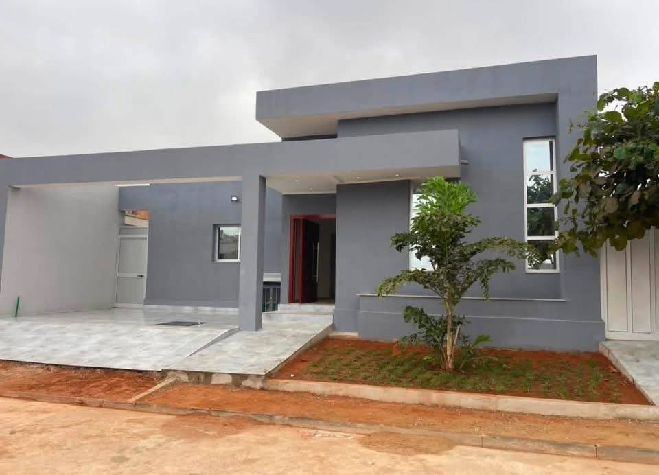 🏡 VIVENDA V4 TÉRREA NOVA À VENDA 📍 Condomínio Suvenir, próximo ao Condomínio Esplendor das Acácias. 💰 Preço: 160.000.000 AOA (Negociável) Uma excelente oportunidade para quem procura conforto, segurança e qualidade de vida numa zona privilegiada. em Luanda - T4