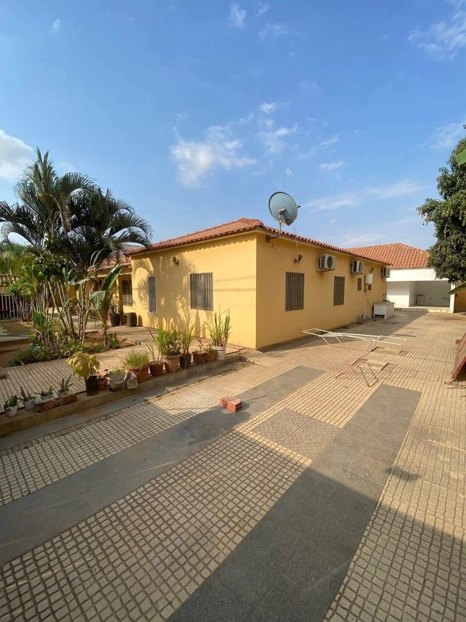 Vivenda Térrea V3 +3 Localização - Patriota, Junto ao Condomínio das Oliveiras  em Luanda  - T6