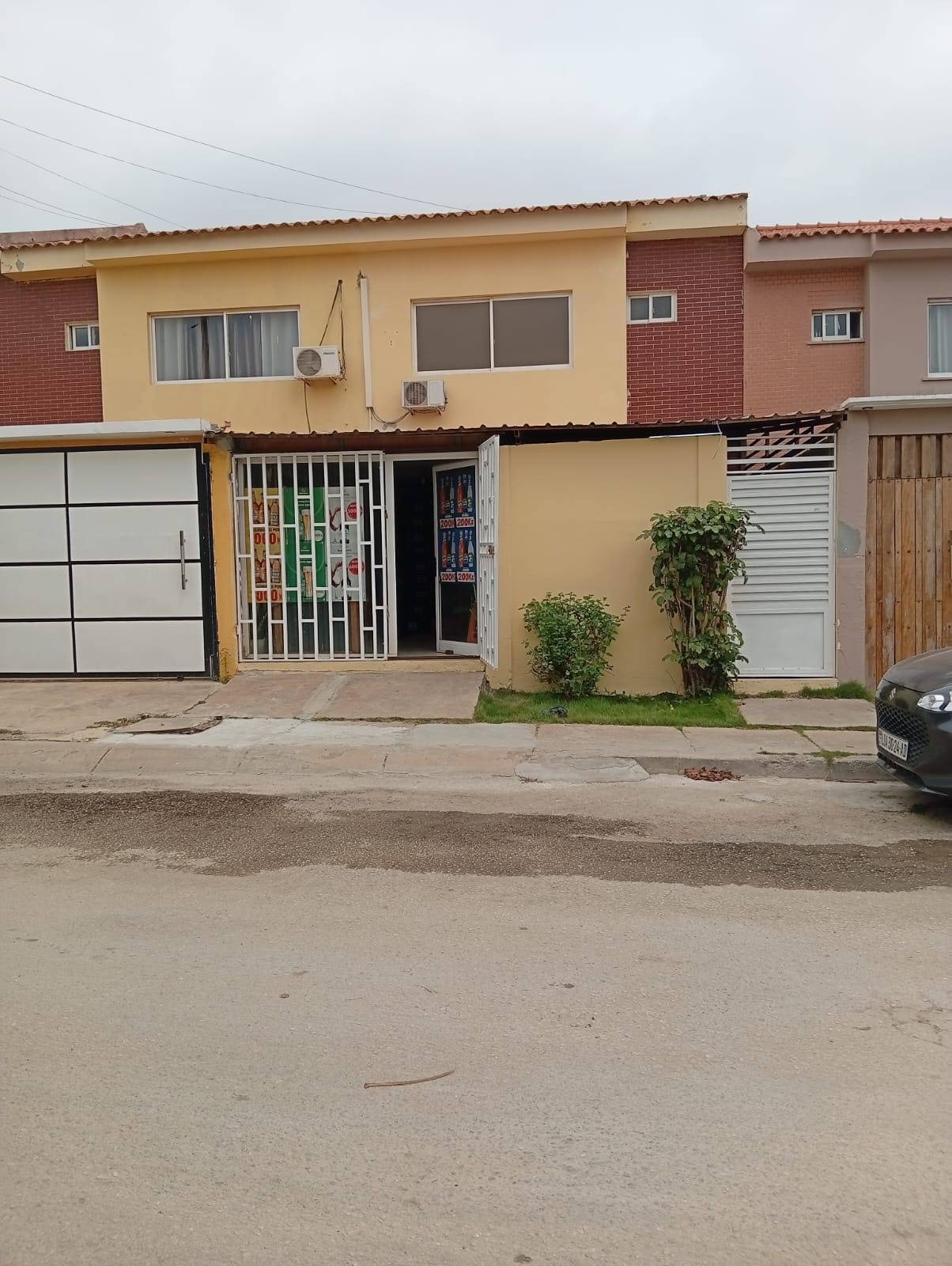 VENDE SE uma Vivenda no condomínio jardim do Éden  Camama 