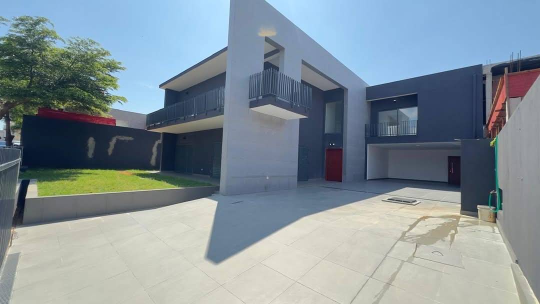 *Oportunidade exclusiva p/ arrendar, disponível no mercado imobiliário*  Vivenda V8+1 no condomínio *Atlântico 14 em Talatona* - Residência familiar 
