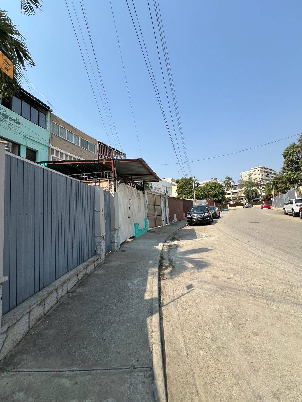 Vender: Vivenda V9 no Alvalade. Vivenda V9 duplex Localizado no Alvalade Rua Hélder Neto, disponível para venda. em Luanda - T9