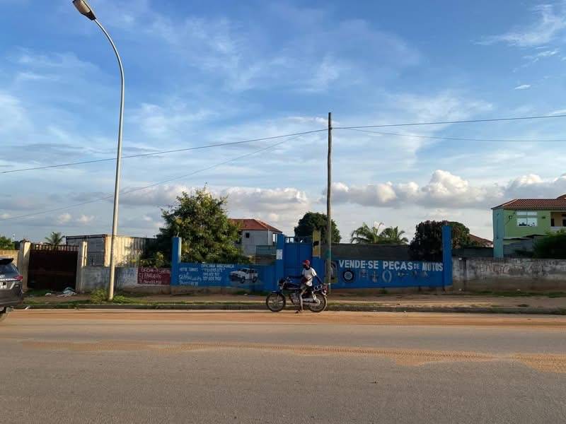 À VENDA *TERRENO JÁ VEDADO-DEFRONTE AO ASFALTO 📍TALATONA* Bairro Militar *Com toda documentação* POR APENAS: *175.000.000,KZ À NEGOCIAR* Dimensã: *30/40* *Documentações em posse:* Titularidade; Croquis de localização; Memória descritiva; Edital; Declaração da comissão dos moradores; Ficha de vistoria; Sinope; Talhão. *Direito de superfície✅* em Luanda