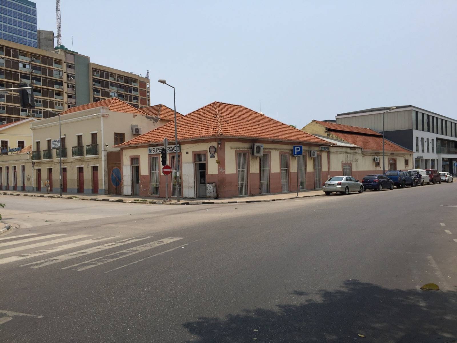 *VENDA DE GRANDE PADRÃO*  *SUPER MERCADO*  Localizado na *MUTAMBA* ( rua do Ministério das Relações  Exteriores )  *Preço:* 3.000.000.00 USD Negociável  *Detalhes:* 👇  Construída numa área de 507m²