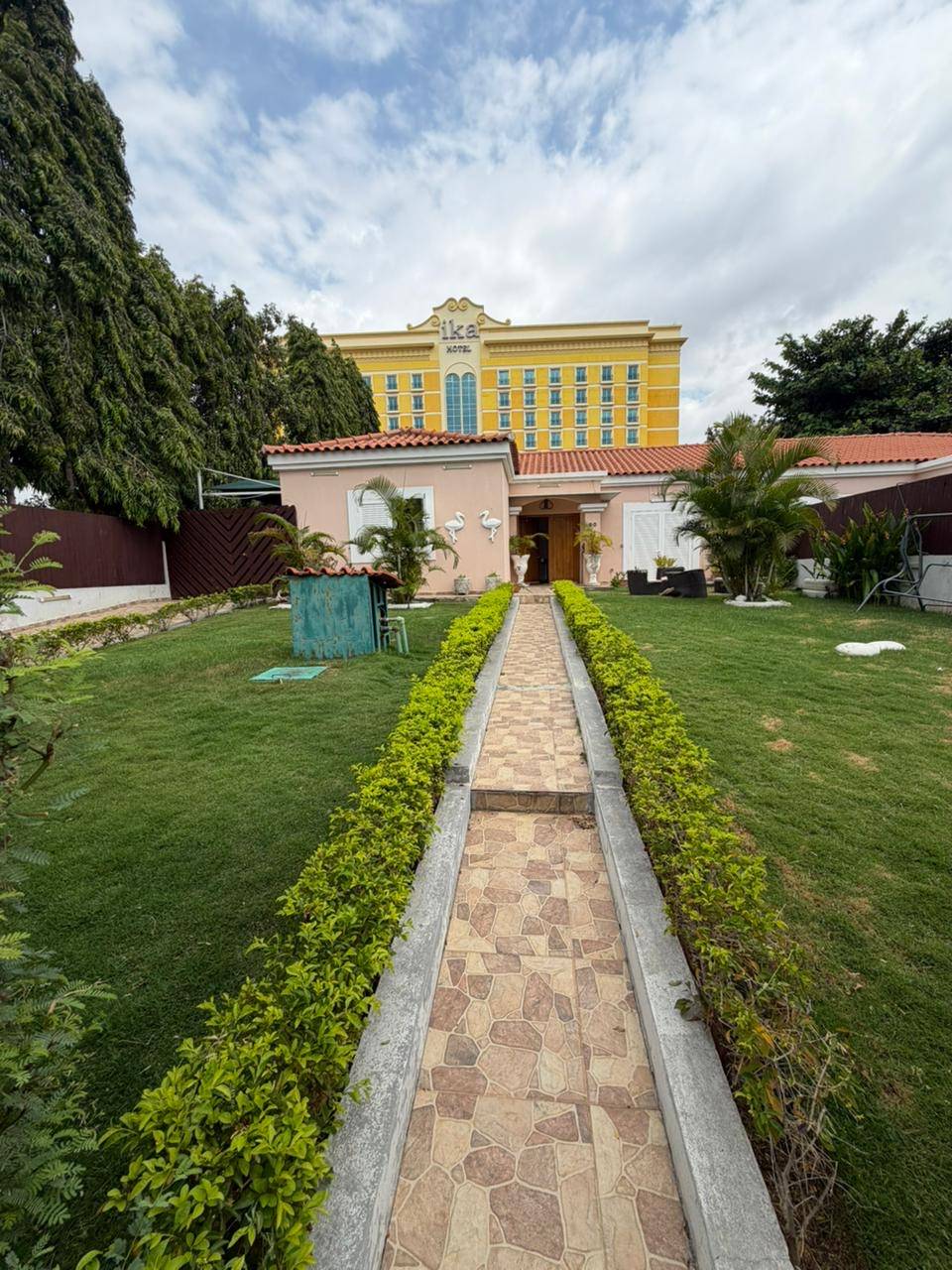Arrendar: Vivenda V3 com anexo no condominio Florença - Talatona Moradia V3 com anexo, de estilo térreo, localizada no condomínio Florença - Talatona, disponível para arre - Foto 1