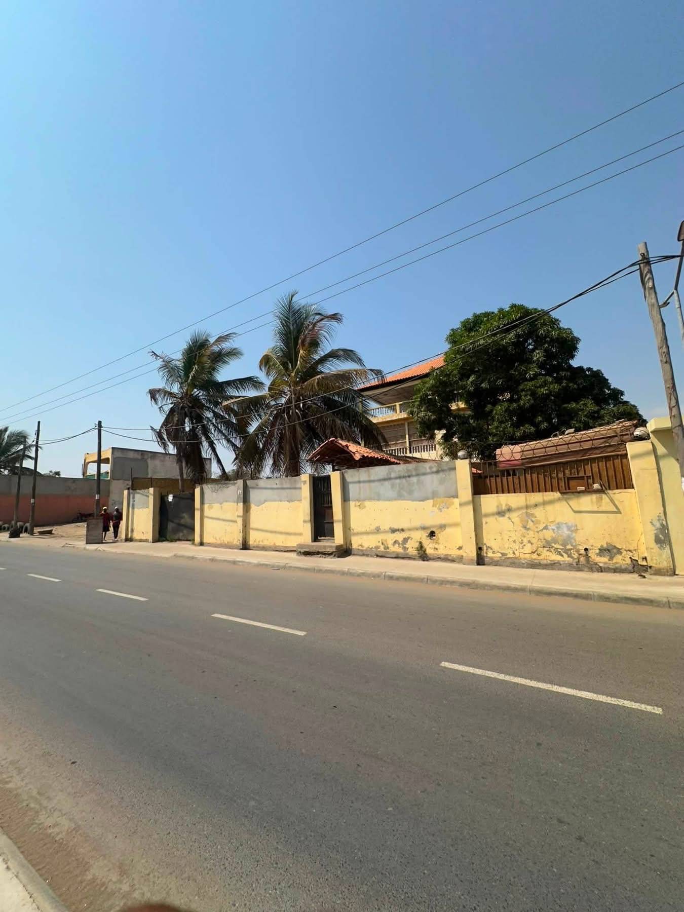 🏡 vende-se esta Moradia  Apresentamos esta excelente moradia em Luanda/ Benfica entrado da UGP junto a clinica castelo 2  •T6+2 (asfalto )  📌 Características do imóvel:  *casa principal *:  •Tipologia: T6+2  em Luanda  - T8
