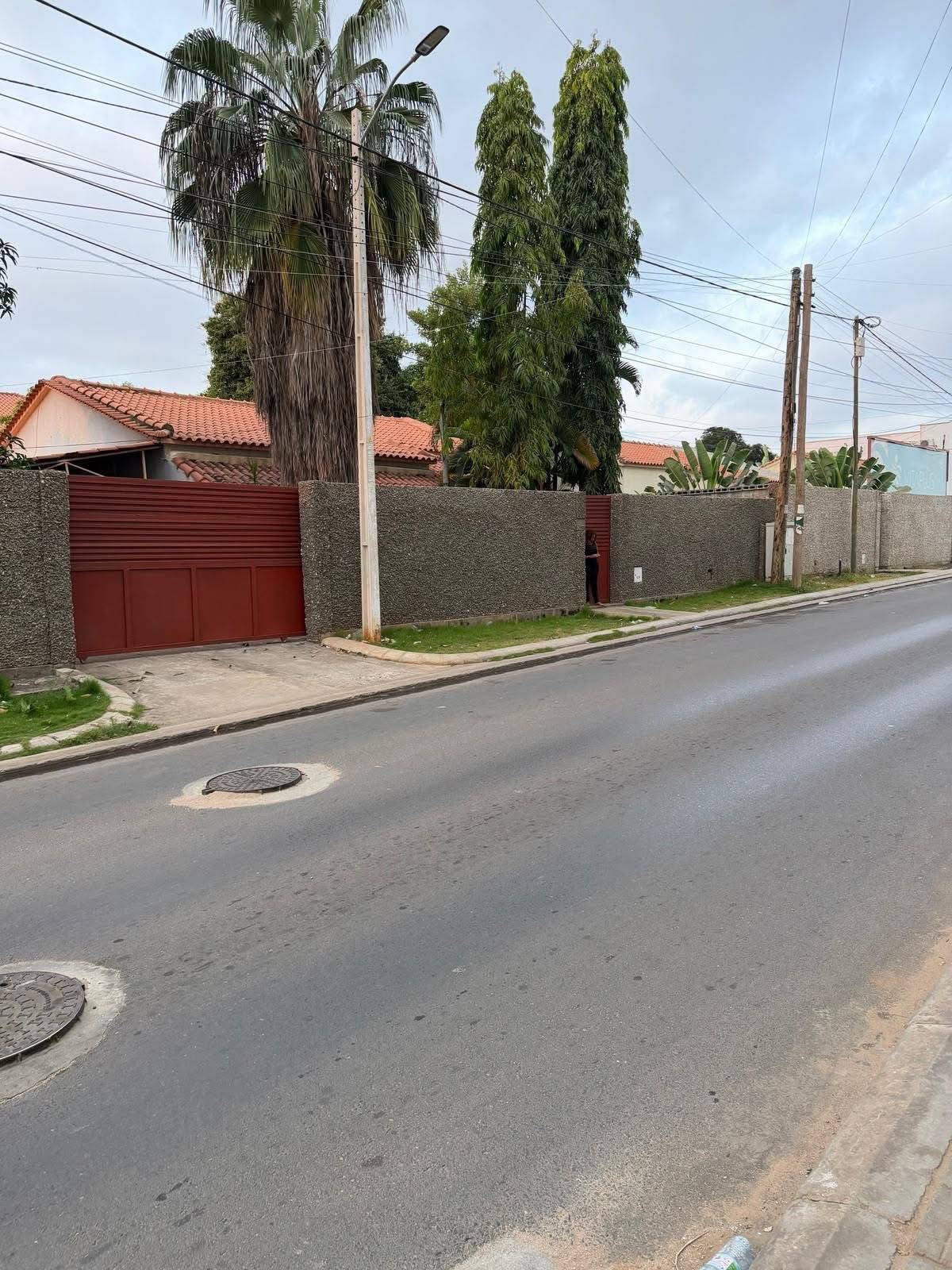 Vivenda no patriota a venda por de trás da casa dos frescos ao pé da vita-Plus (Rua dos Bancos)   Tipologia/ casa principal T3  