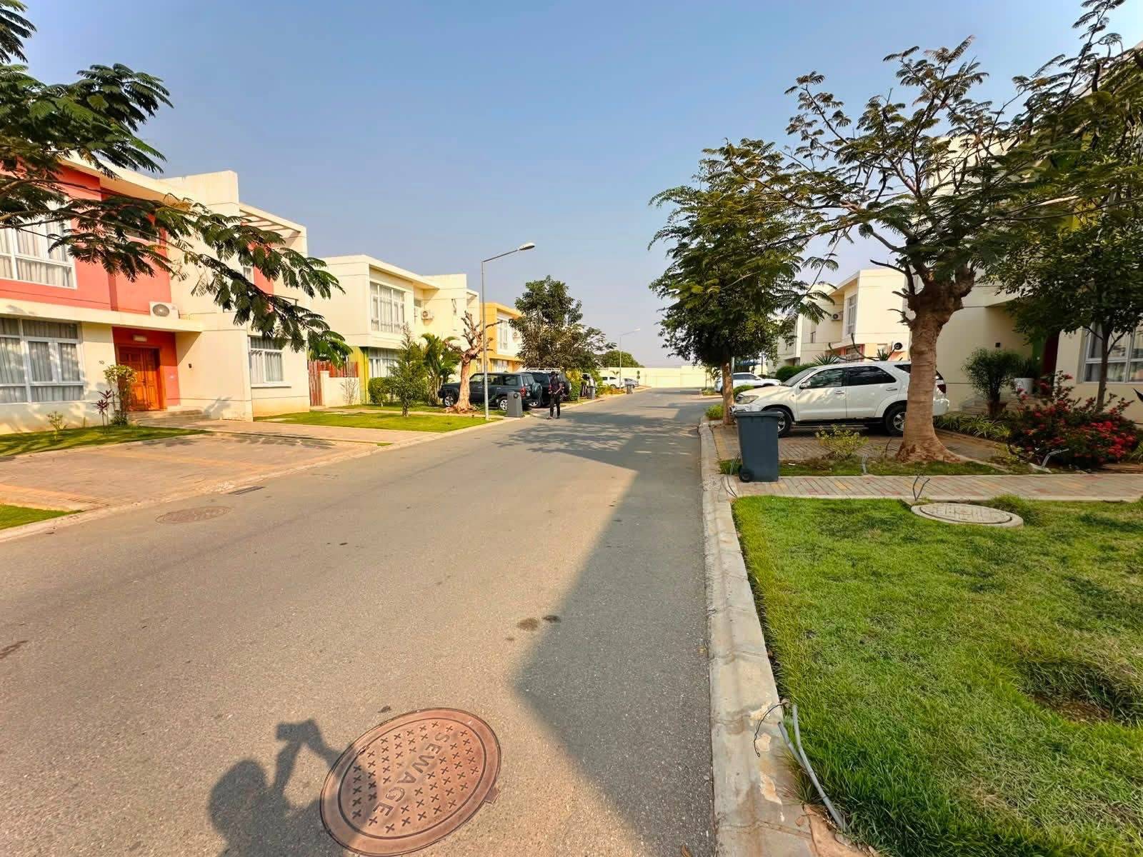 ARRENDAMENTO: VIVENDA V4+1:  LOCAL: CONDOMÍNIO IMPÉRIO | VIA EXPRESSA  VIVENDA V4+1 em Luanda  - T5