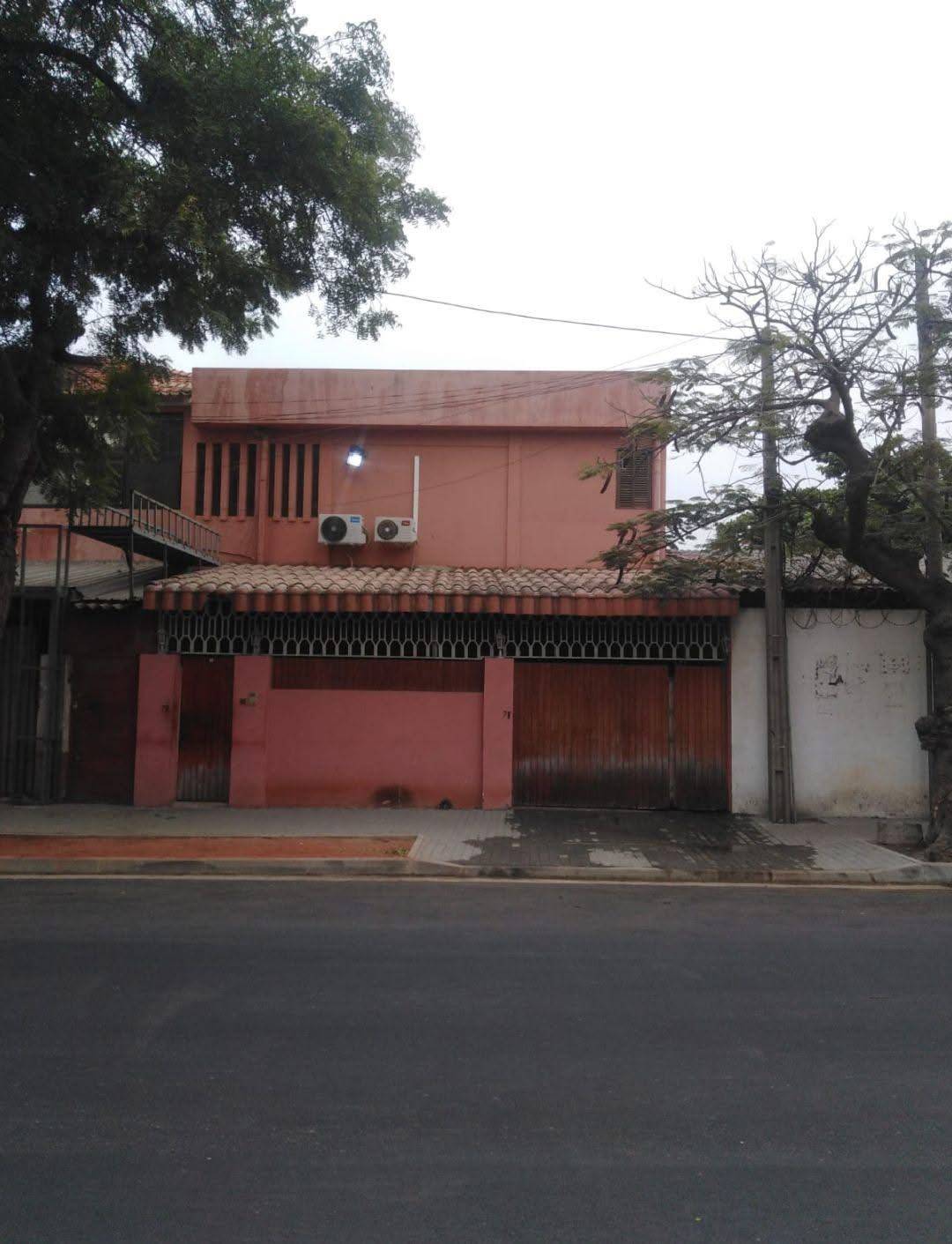   VENDE-SE VIVENDA V4 – EXCELENTE LOCALIZAÇÃO NO CORAÇÃO DE LUANDA  Vivenda V4, situada numa das zonas mais estratégicas da cidade de Luanda, com fácil acesso aos principais pontos da capital e próxima de diversas instituições públicas e privadas.   - Foto 1