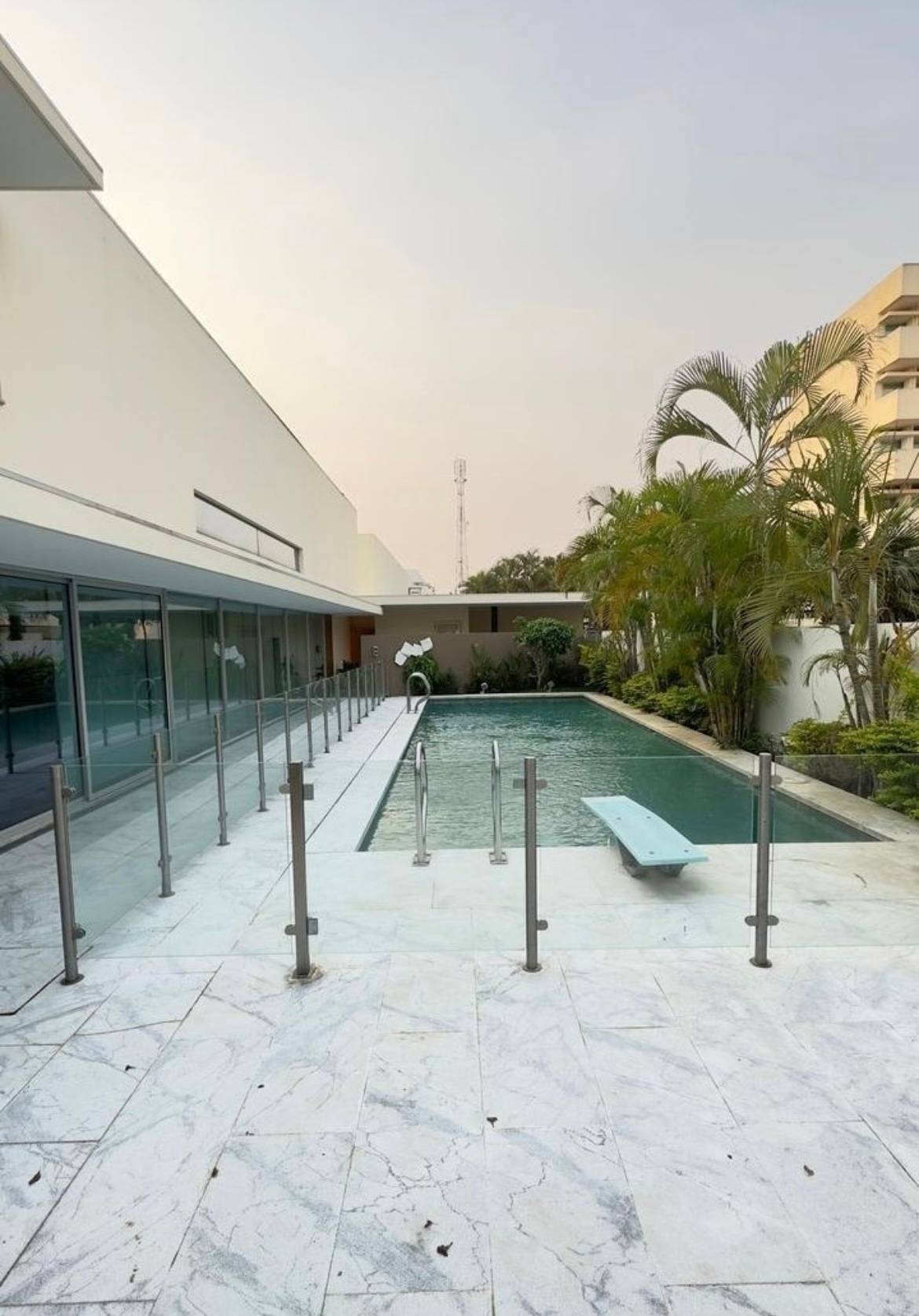 VENDER: VIVENDA V4 NO CONDOMÍNIO IMOLOANDA  Vivenda V4 localizada no condomínio Imoluanda - Talatona - Foto 1
