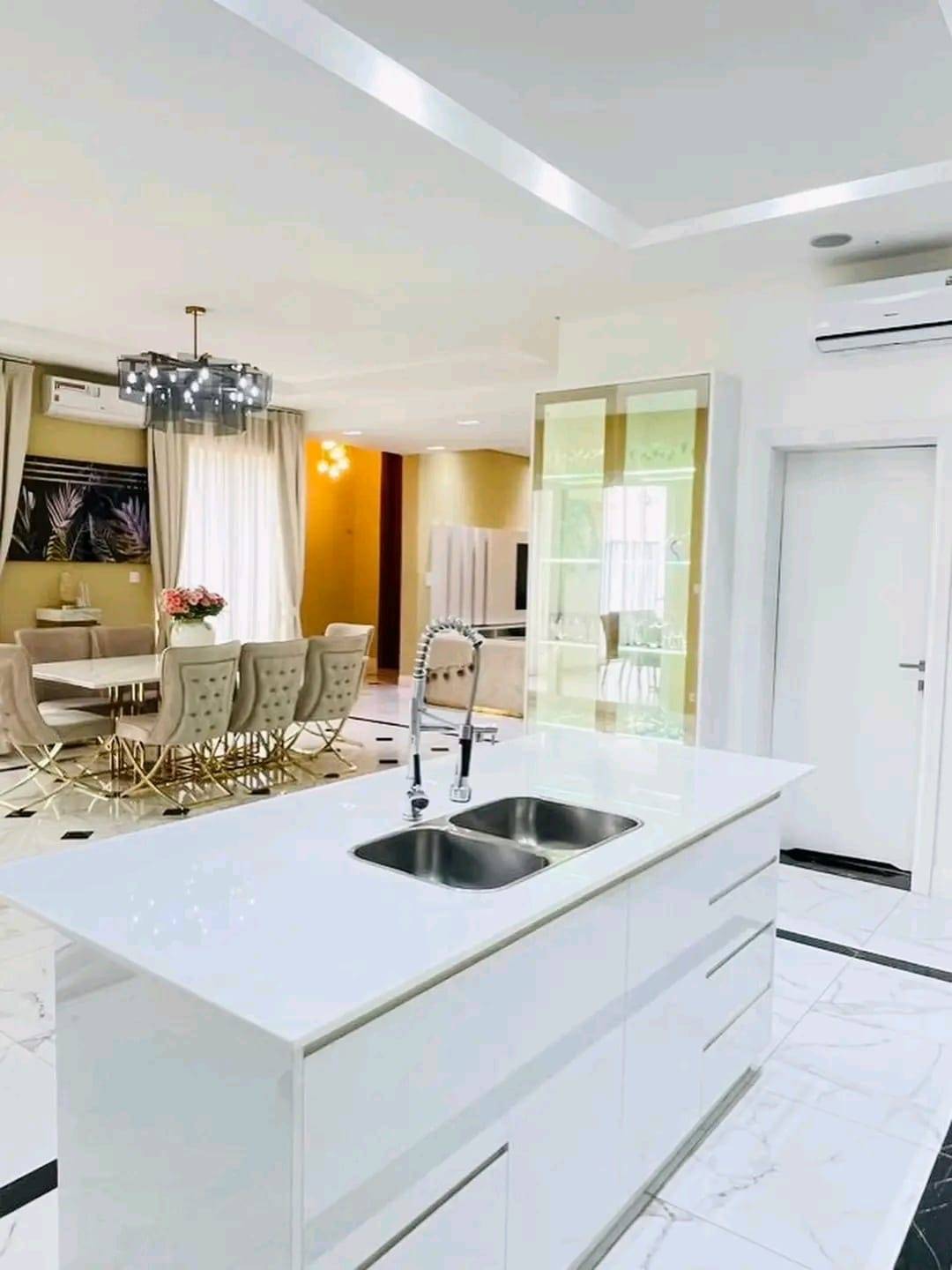 T4 Duplex parcialmente Mobiliada em Luanda - T4