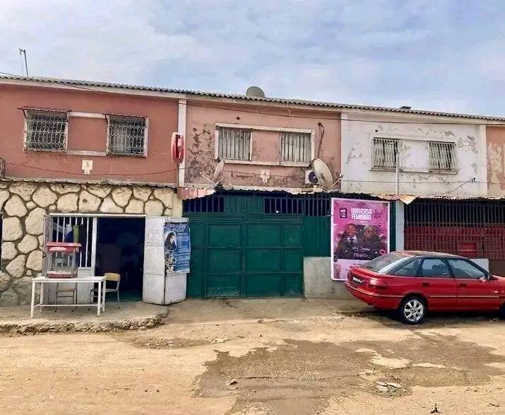 🏠 VENDE-SE PRÉDIO – MUNICÍPIO DO CAZENGA 📍 Localização: Rua 1, do Tanque’  Adriano Moreira  em Luanda - T4