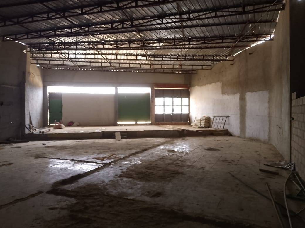 Vende se esse terreno com um armazém dentro do mesmo terreno. Ta localizado no zango 3, enfrente ao Angualissar, na via principal do zango 3,, com as seguintes demiçoės: 40/20s - Foto 1