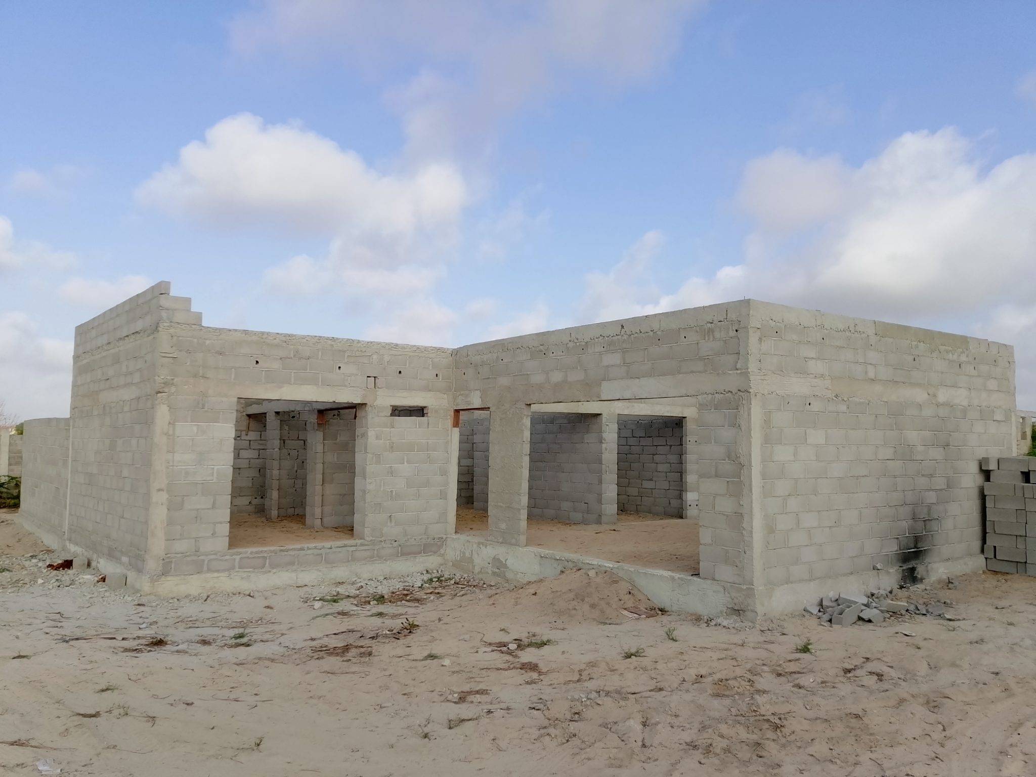 Venda de casas inacabadas dentro de um projeto fechado em Luanda