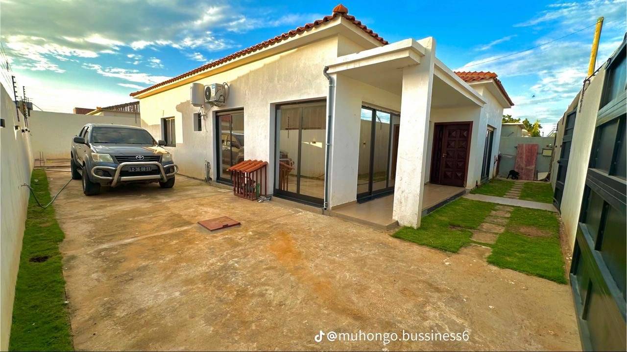 Vende-se está vivenda T3 MOBILADO no patriota dentro do condomínio Tipologia T-3 Todos os quartos suite Preço -140.000.000 Negociável. pau chi. em Luanda - T3