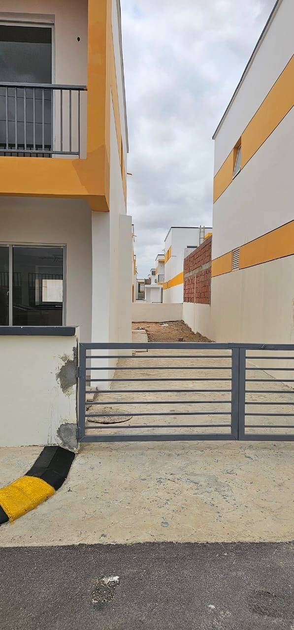 Tenho esse T3 para *Venda*   Condomínio Orlando (Kilamba, estrada principal)  -Quintal grande suporta 3 viaturas a vontade  -Água corrente  -Tanque de água de 20.000 Lts   *1. Piso*  Sala comum vasta  Cozinha americana  Duas despensas Um WC Um quarto  *2. Piso* -Uma suíte com varanda -Dois quartos normais com -varanda  Preço - 190.000.000 milhões