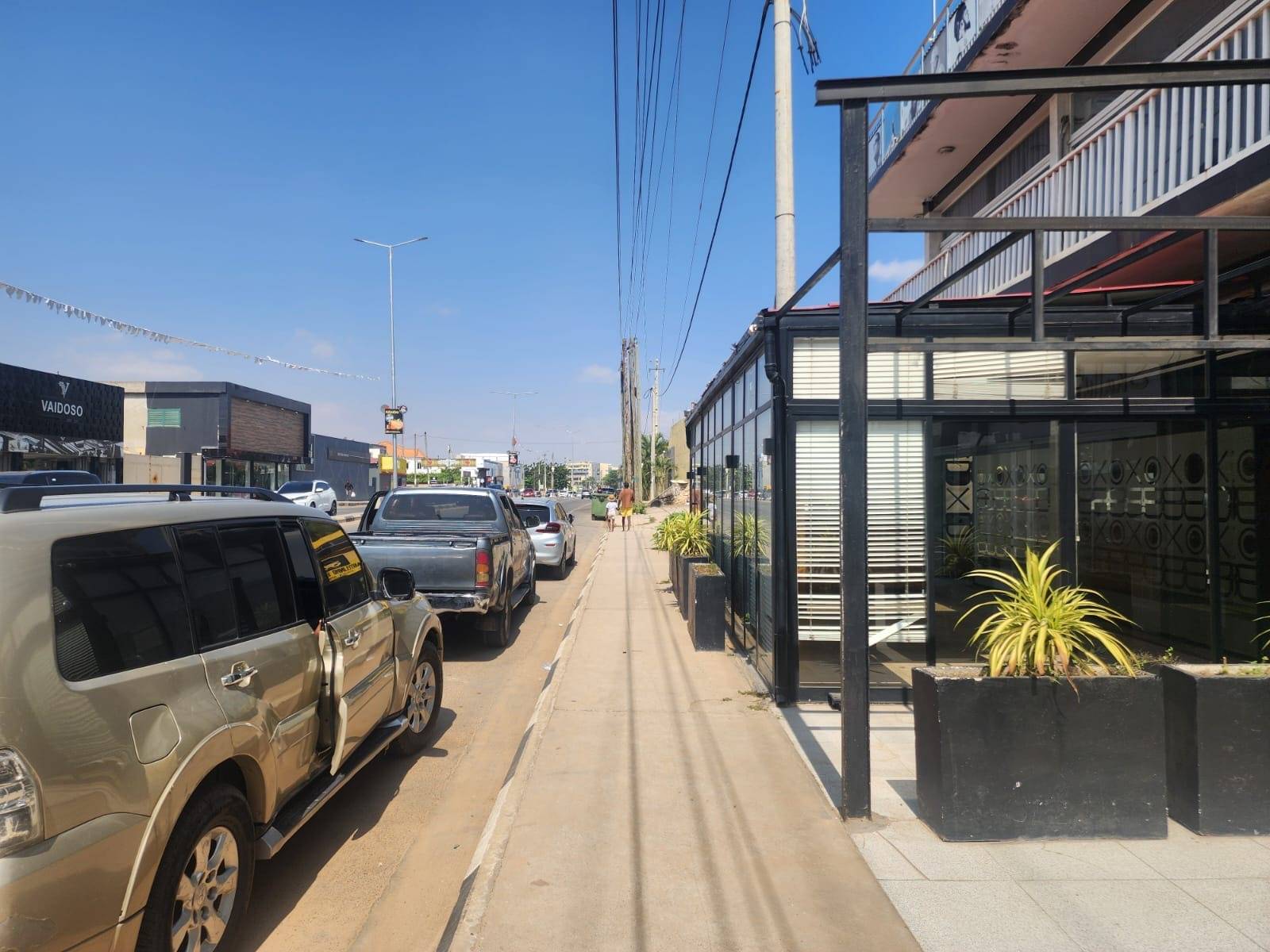Lojas comerciais: Restaurante, salão ou escritório em Luanda - T3