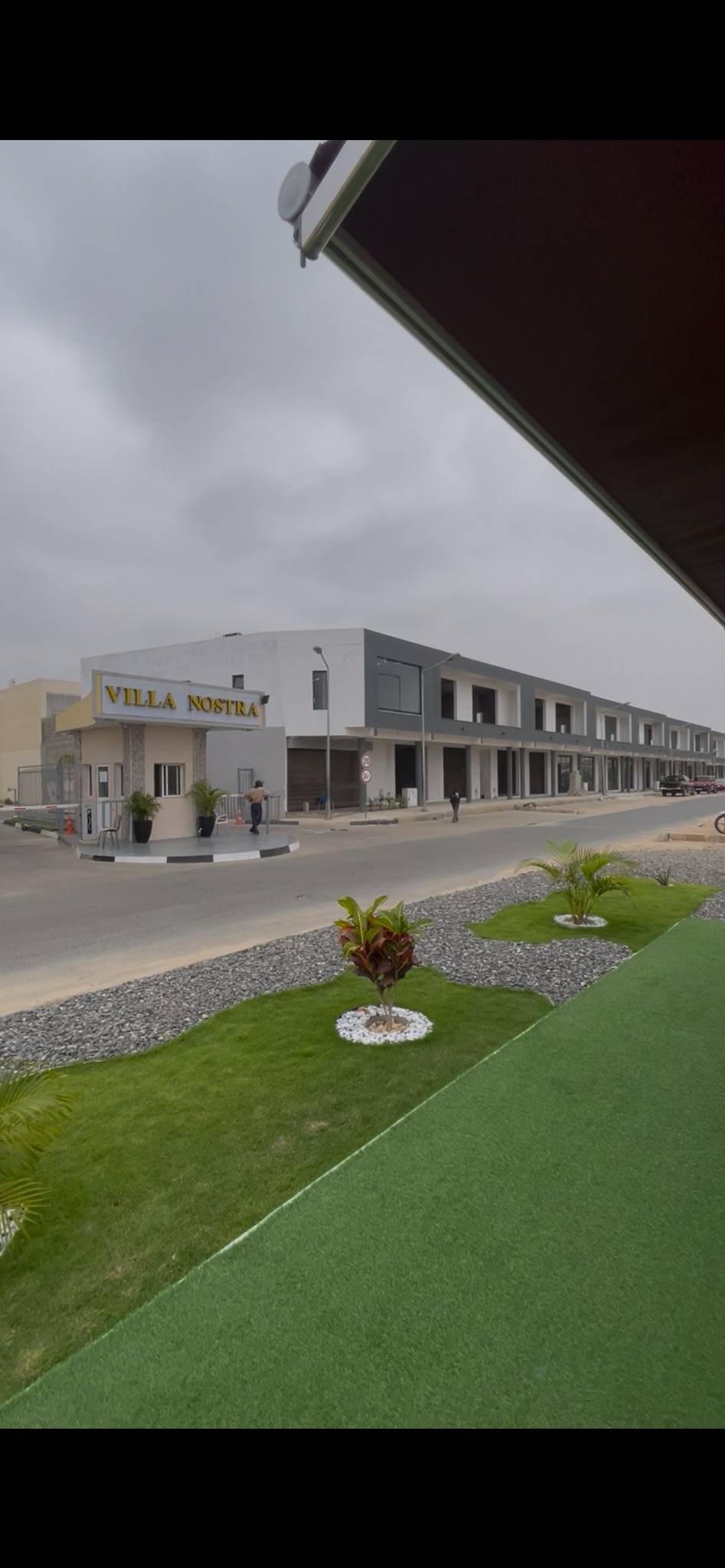 Lojas inacabadas de frente ao condomínio villa nostra em Luanda