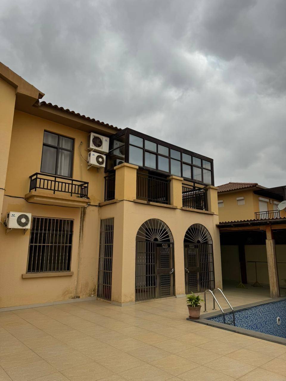 Vivenda T5 a venda no Condomínio jardim de rosas na 3 fase em Luanda - T5