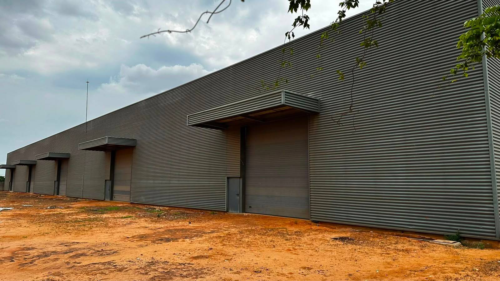5 armazéns a venda em Luanda