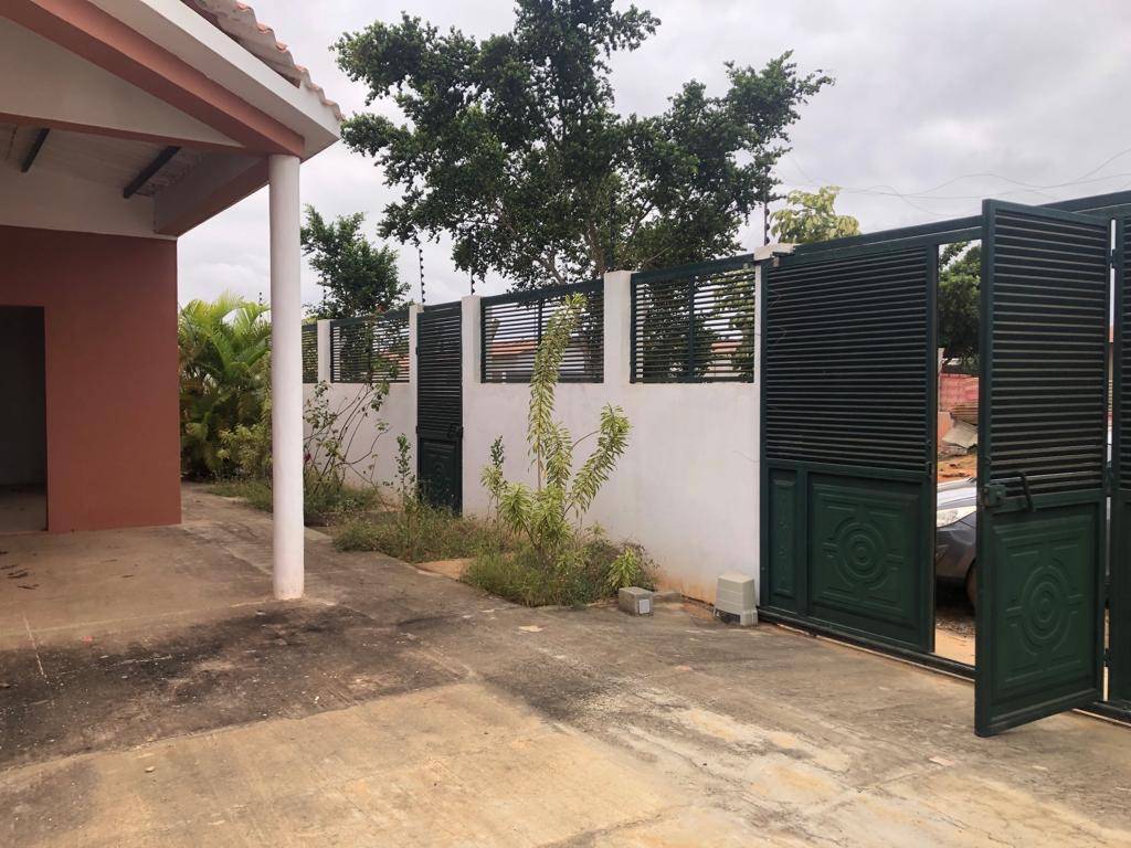 Vende-se: vivenda T3 com um primeiro andar como anexo no BPC2 - Foto 1