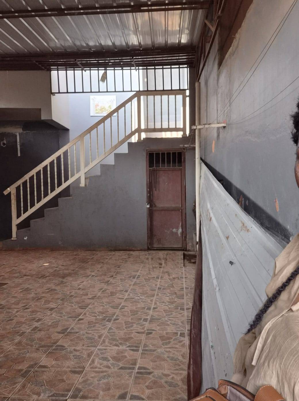 Vivenda T5 na Gamek, bem localizado poucos minutos do asfalto 