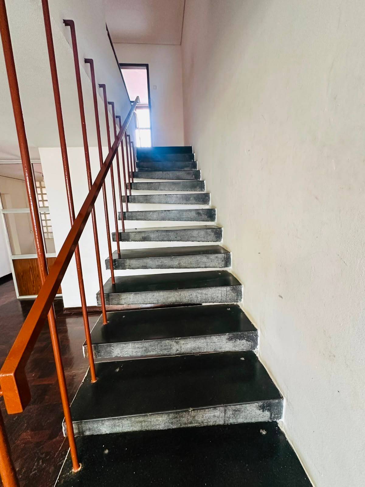 VENDE-SE APARTAMENTO T2 DULPEX NA RUA RAINHA GINGA COM UMA VISTA AO MAR - Foto 1