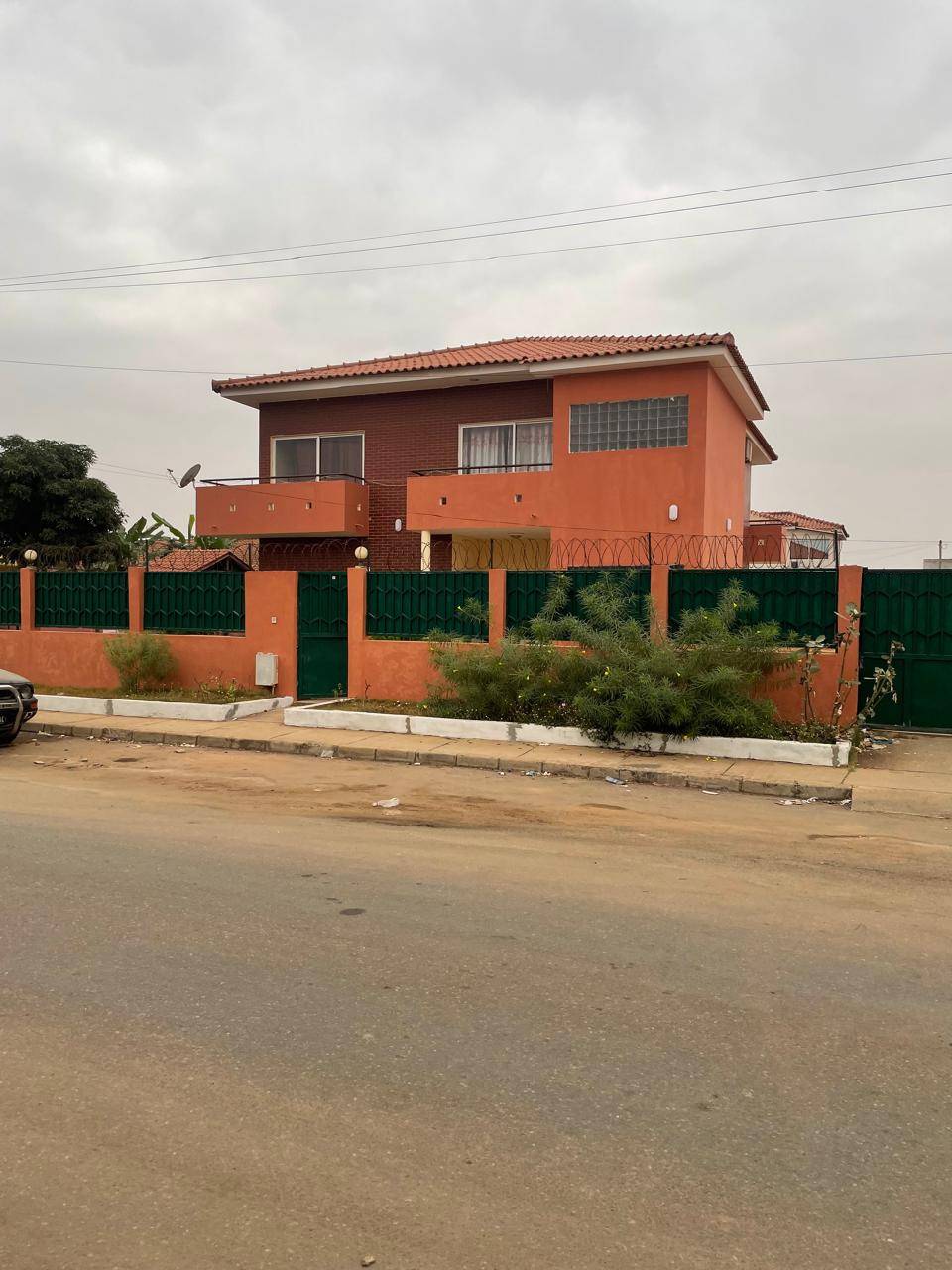ARRENDAR | VIVENDA V4 DUPLEX NA URBANIZAÇÃO JARDIM DO ÉDEN (CAMAMA) em Luanda  - T4
