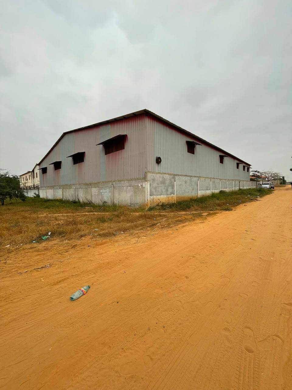 ARRENDAR | ARMAZÉM VEDADO NO BENFICA - ZONA VERDE 1200m2 de área coberta. - Foto 1