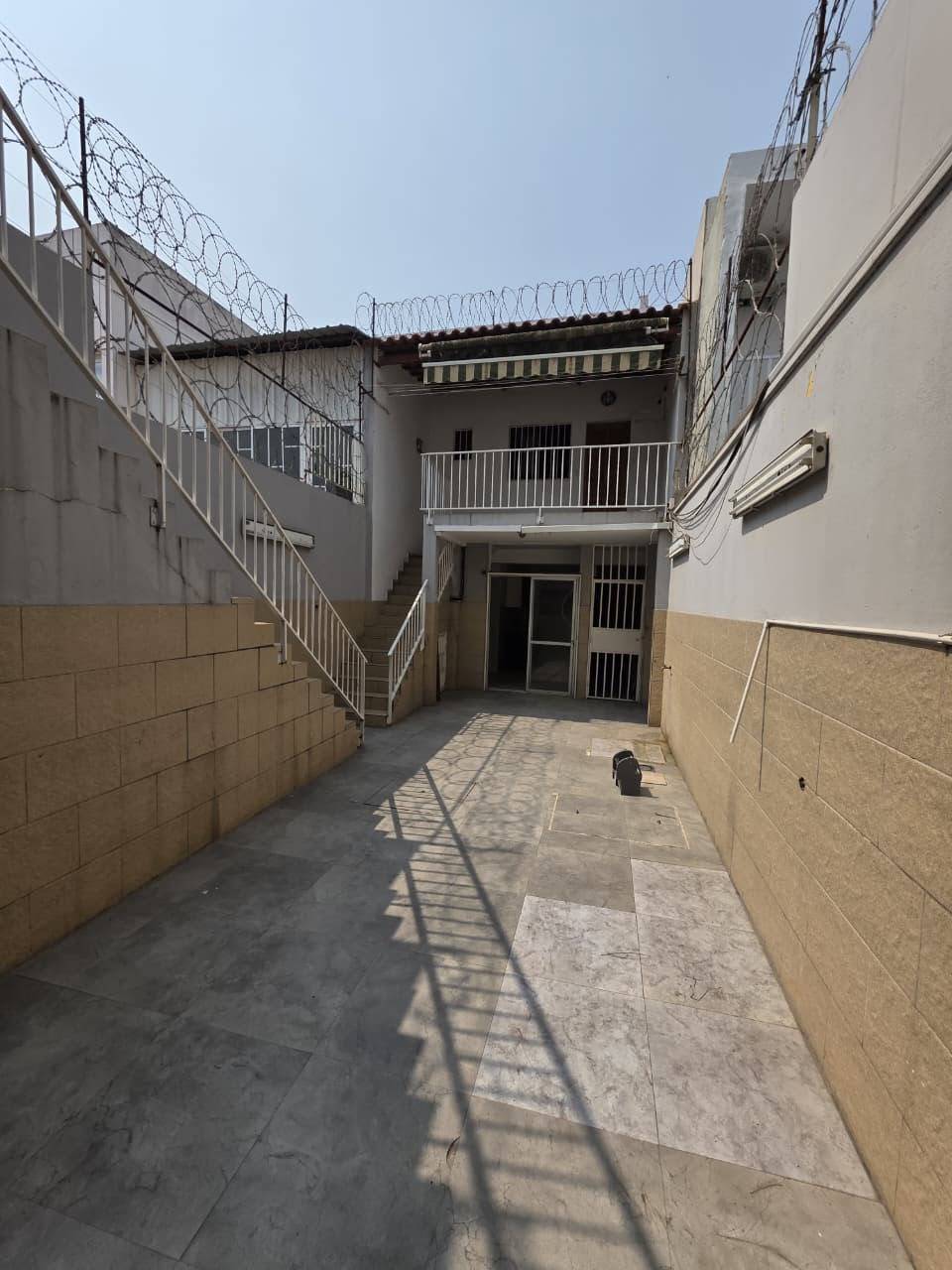 ARRENDAR | MORADIA V4 Rés-do-Chão primeiro andar, para arrendamento na cidade, Vila Alice rua Fernando Pessoa. em Luanda - T4