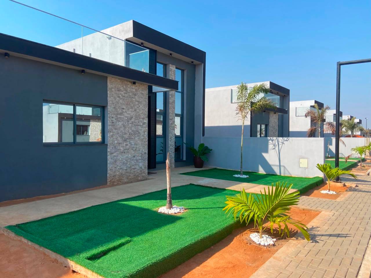 ARRENDAR | MORADIA T3 LOCALIZADO NO CONDOMINÍO MONTE DAS OLIVEIRAS (FRENTE AO CONDOMINÍO AUSTIN) - Foto 1