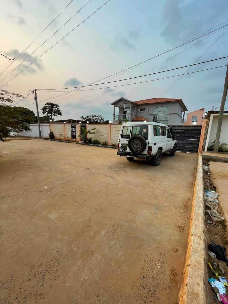 ARRENDAR | MORADIA V3+1 MOBILADA NO BENFICA (RUA BETO RAIMUNDO) em Luanda - T4