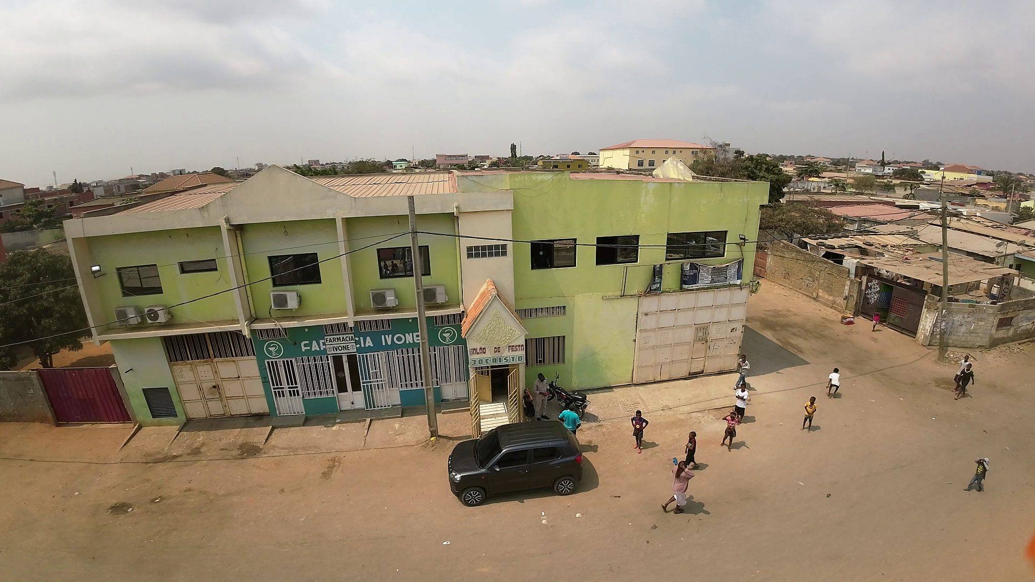 VENDA | SALÃO DE FESTAS + ANEXO NO CALEMBA 2 (VIA DIREITA DO QUIMBANGO) em Luanda - T5
