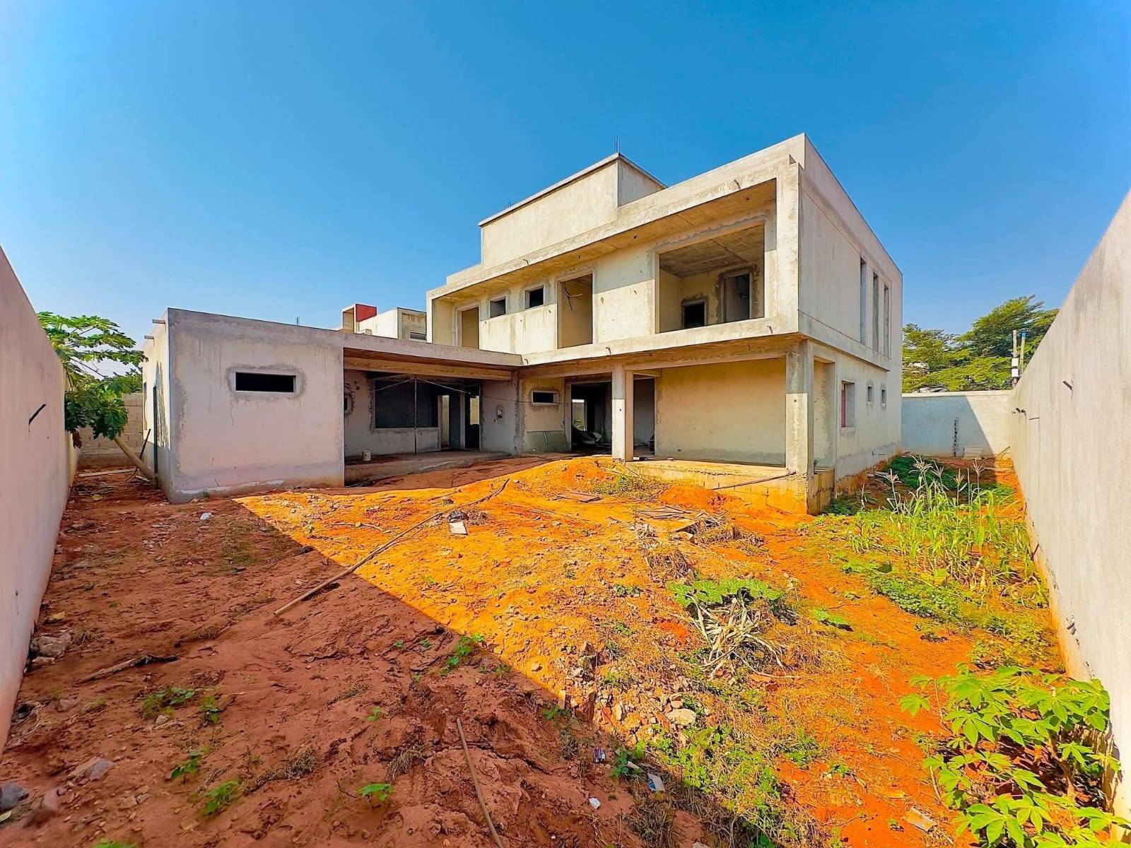 🏡VENDA | VIVENDA V6 DE ALTO PADRÃO NO PATRIOTA — 5 SUÍTES( apenas 2 minutos da estrada principal) em Luanda - T6